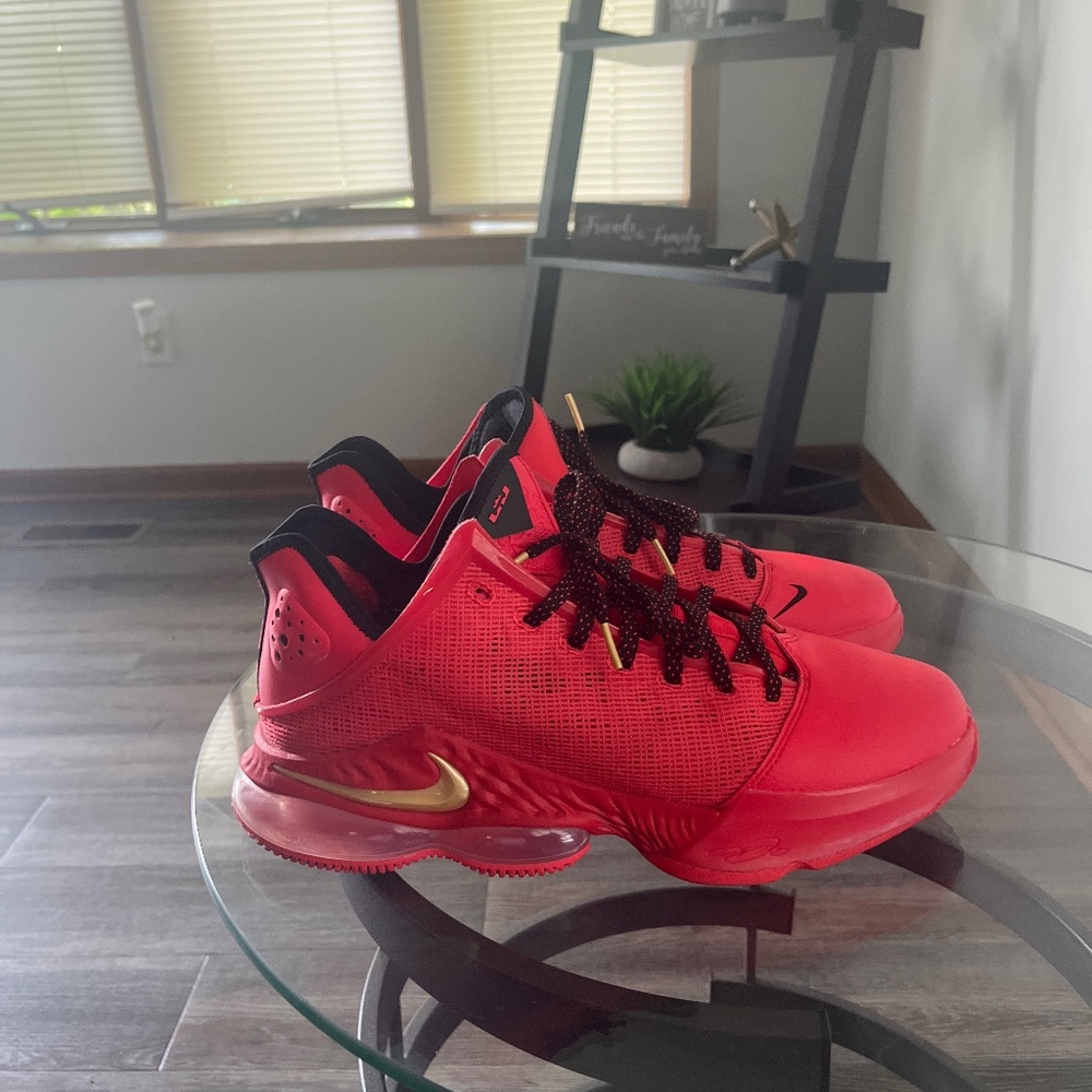Lebron tennis shoes